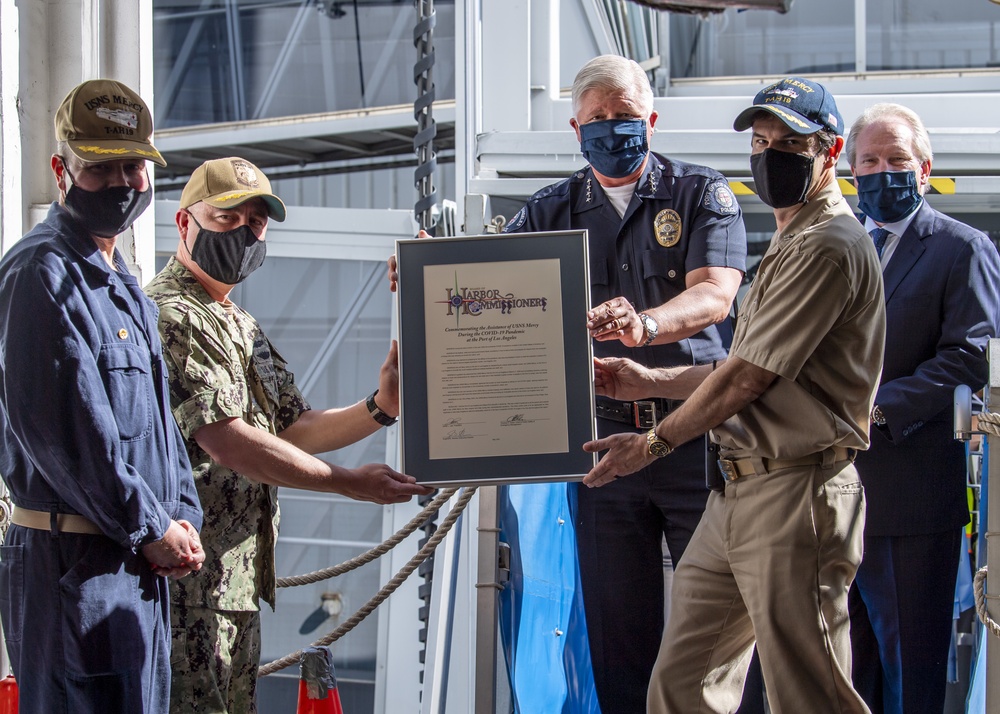 Los Angeles Port Police Give Thank You Letter to USNS Mercy Leadership and Sailors