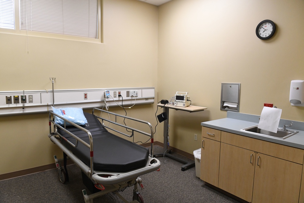 North Carolina Army and Air National Guard Medical Technicians Set Up COVID-19 Medical Support Shelter
