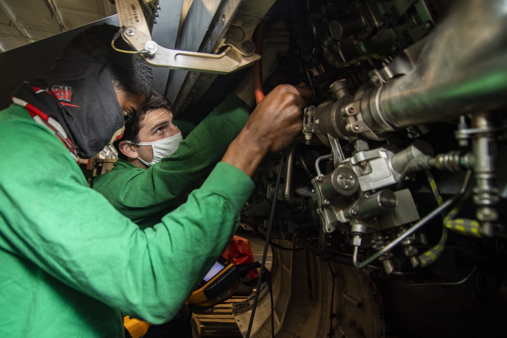 USS Harry S. Truman (CVN 75) transits the Atlantic Ocean