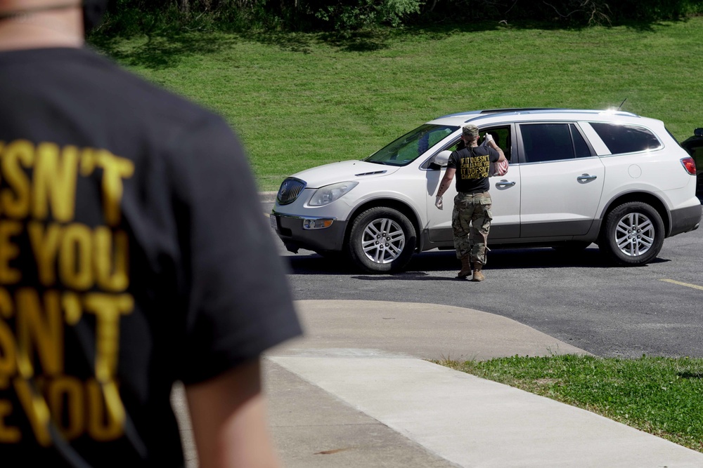 Soldiers help serve school lunches