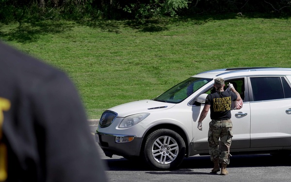 Soldiers help serve school lunches