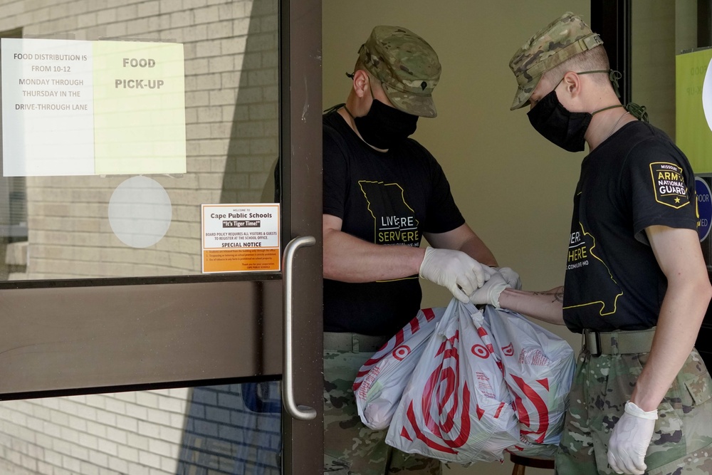 Soldiers help serve school lunches