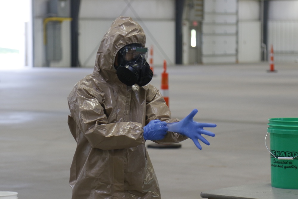 Wisconsin's adjutant general and senior leaders visit COVID-19 testing facility