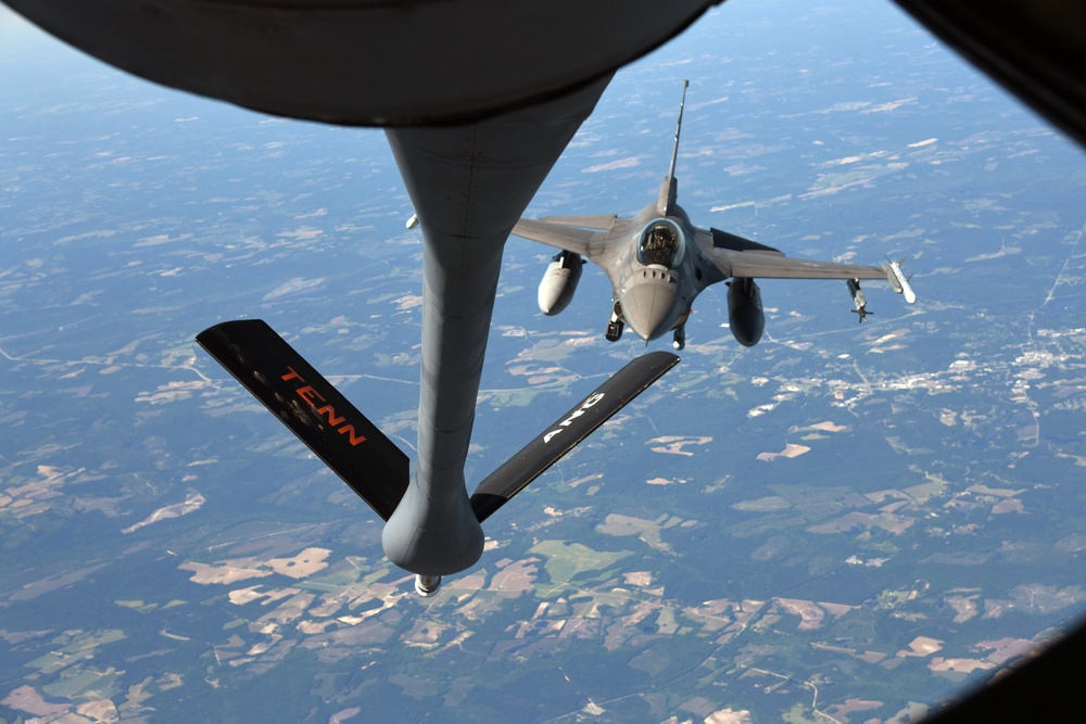 DVIDS - Images - 134th Air Refueling Wing refuels F-16's [Image 4 of 5]