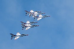 Thunderbirds Fly Over Hospital Ship USNS Mercy [Image 2 of 4]