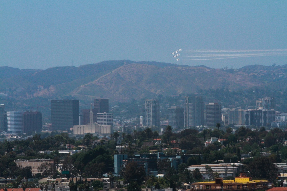 Air Force Thunderbirds fly over Los Angeles for America Strong nationwide salute