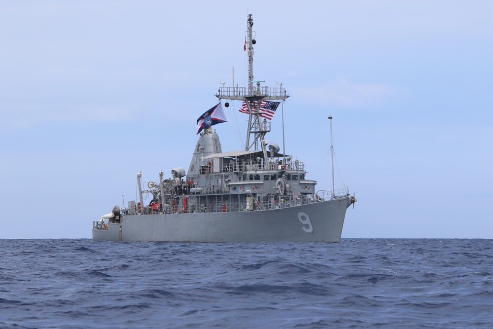 Mine Countermeasure ships operate in East China Sea