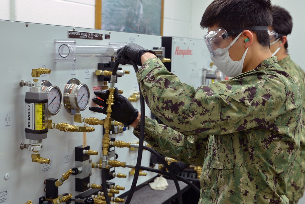 Surface Warfare Engineering School Command Offers Surface Steering Gear “C” School Courses