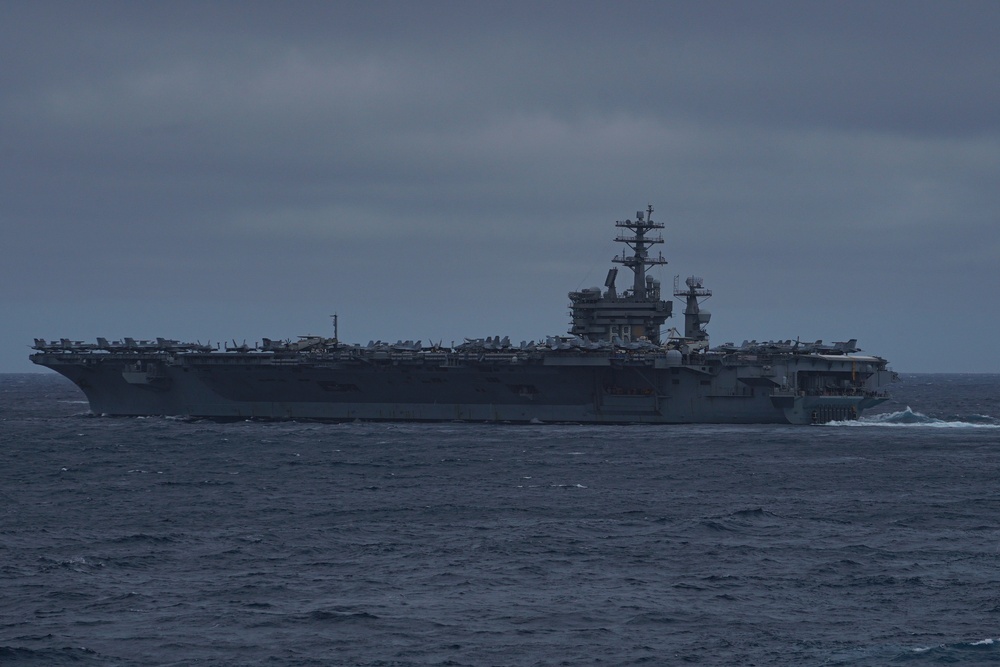 USS Nimitz (CVN 68) transits the Pacific Ocean