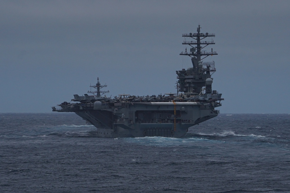 The aircraft carrier USS Nimitz (CVN 68) transits the Pacific Ocean