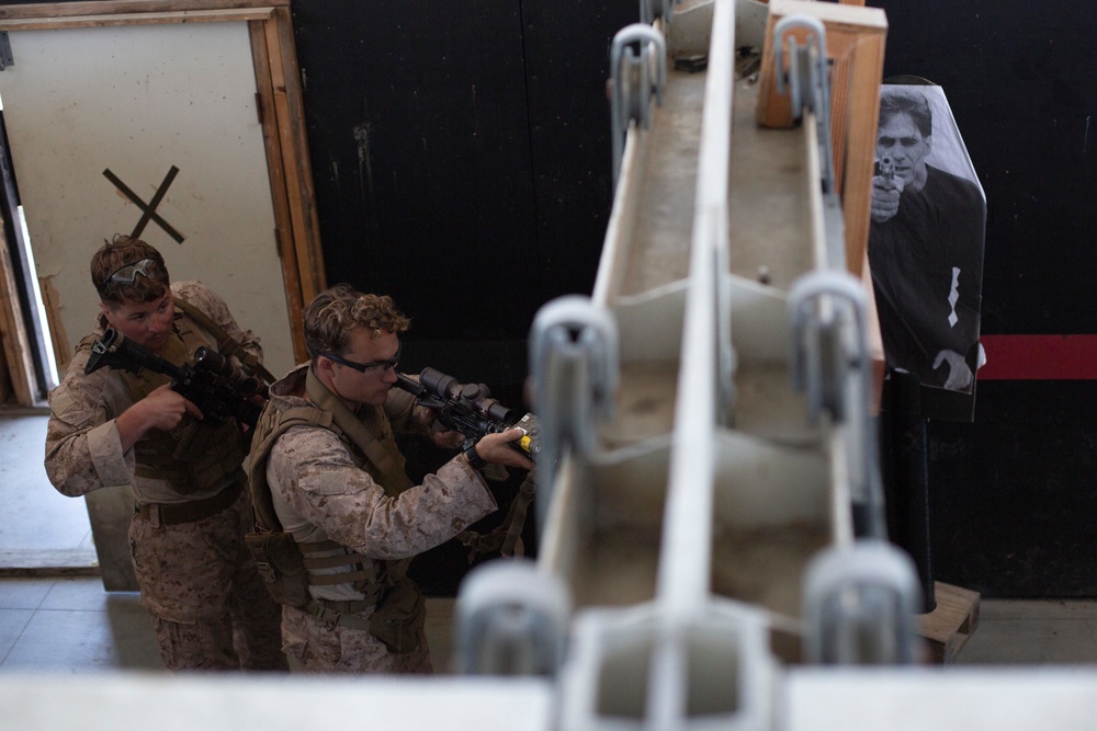 Comin’ in Hot | U.S. Reconnaissance Marines conduct CQT training