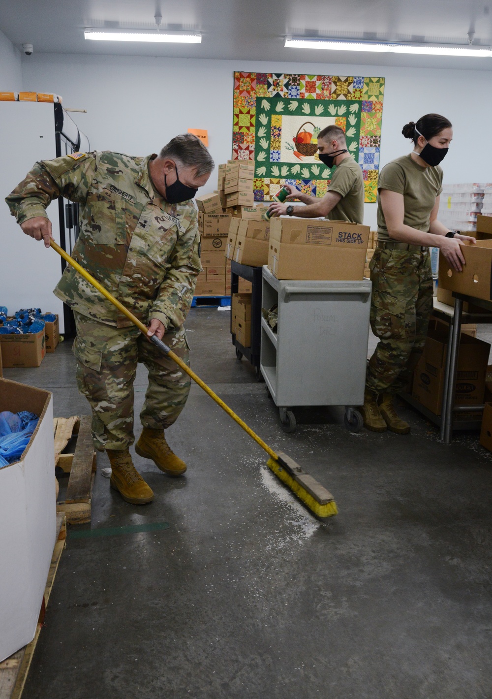 U.S. Congressman Rep. Rick Larsen visits Guardsmen at Sedro-Woolley Food Bank.