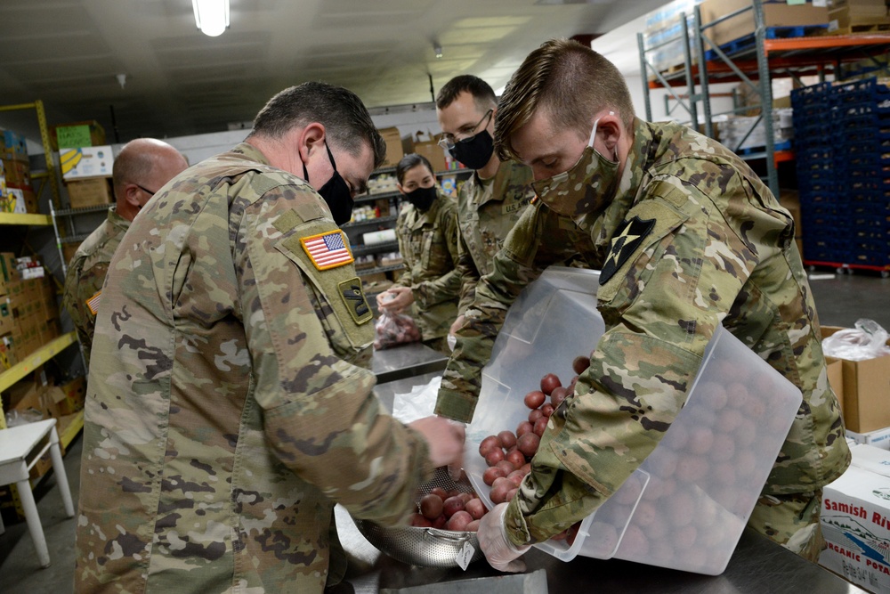 U.S. Congressman Rep. Rick Larsen visits Guardsmen at Sedro-Woolley Food Bank.