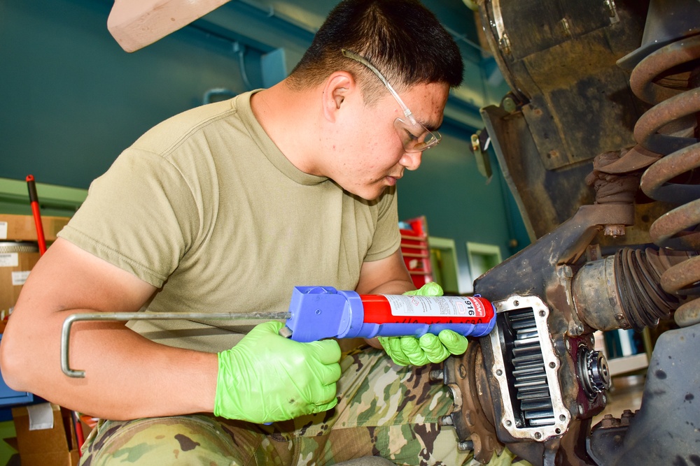 HIARNG Soldiers conduct maintenance operations