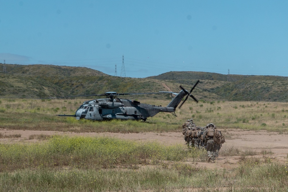 15th MEU Marines descend on the objective