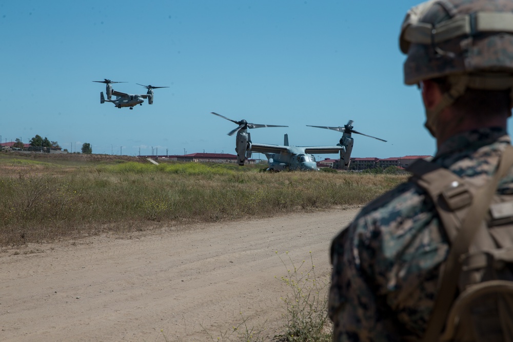 15th MEU Marines descend on the objective