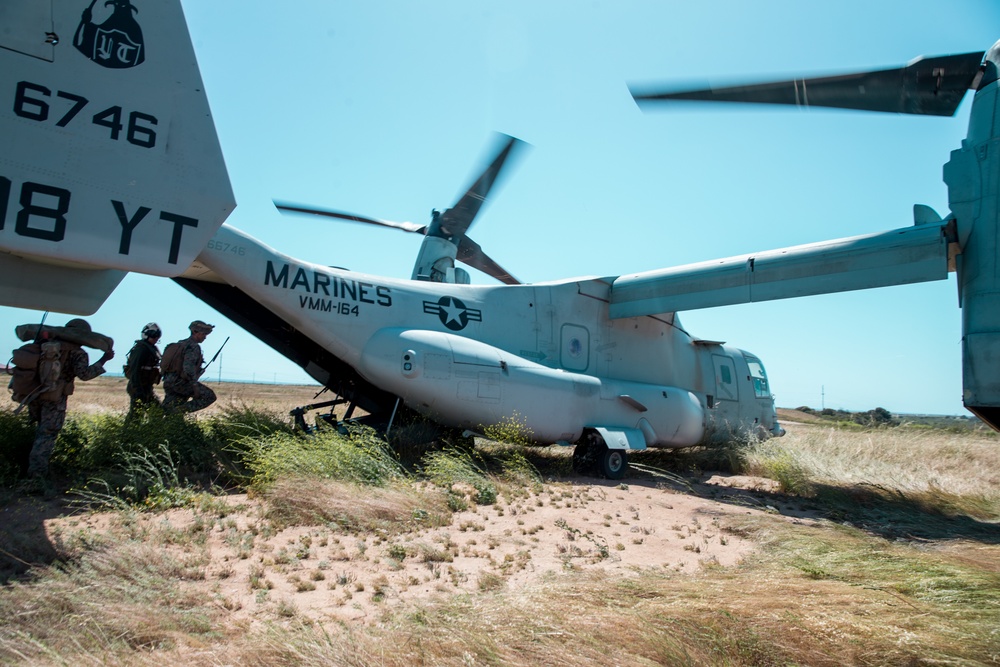 15th MEU Marines descend on the objective