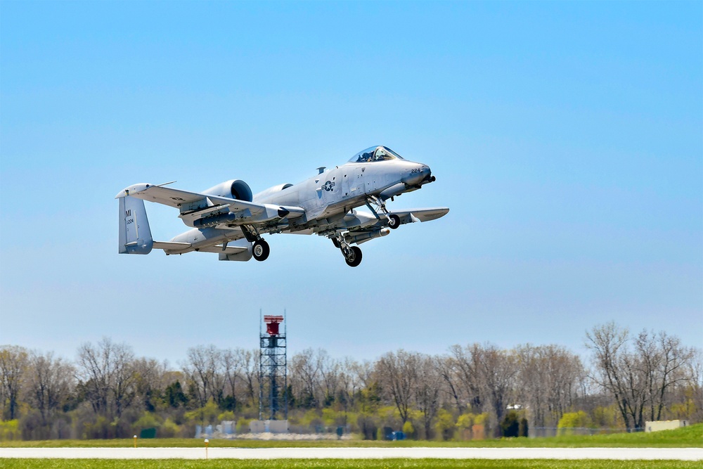 A-10 from 107th FS Takeoff for Michigan Strong Flyover