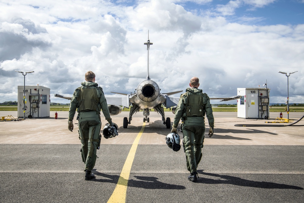 B-1s integrate with Swedish Gripens for first time over Sweden