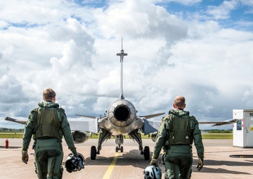 B-1s integrate with Swedish Gripens for first time over Sweden