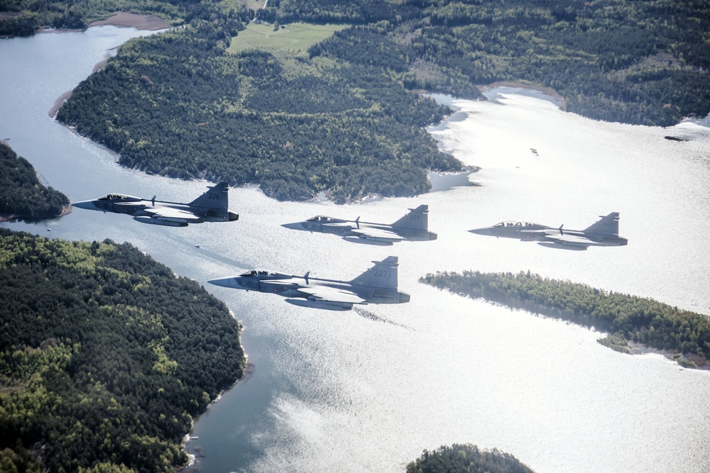 B-1s integrate with Swedish Gripens for first time over Sweden