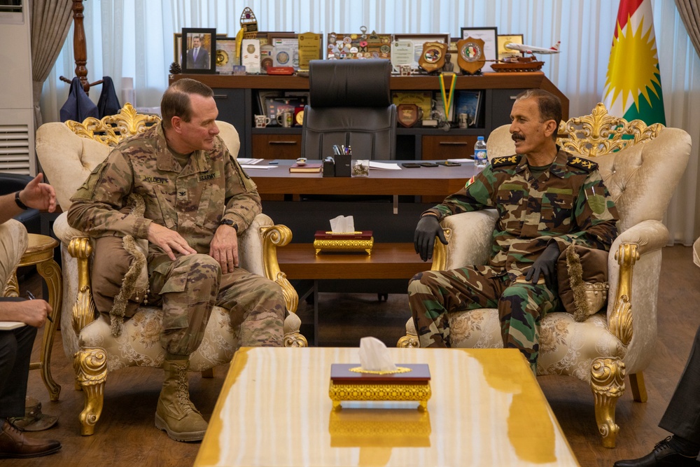 Col. Holden speaks with Lt. Gen. Jamal Mohammad Omer