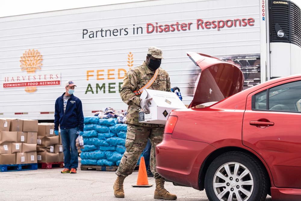 Missouri Guardsmen help distribute food in KC