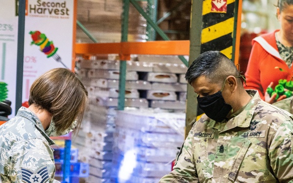 Missouri state leadership visit Airmen at local food bank