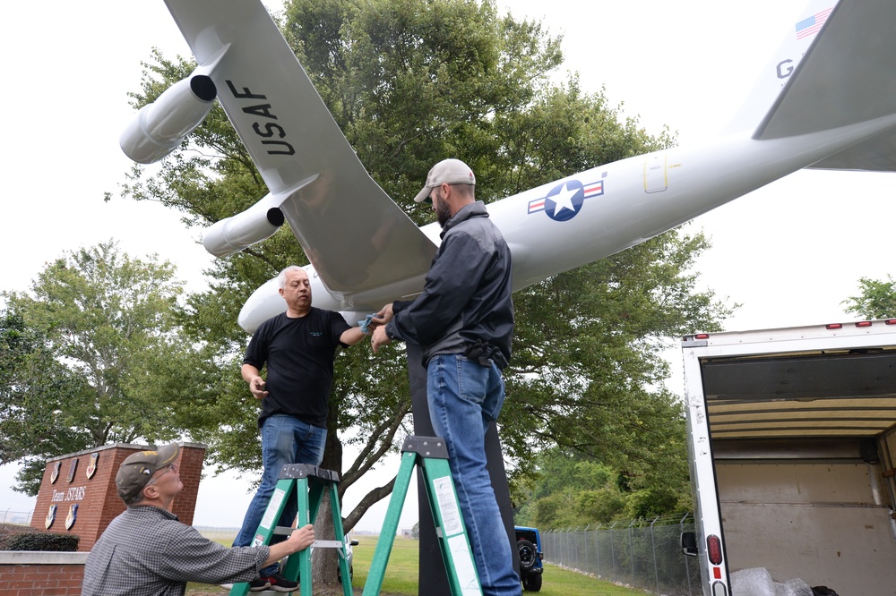 Team JSTARS receives new E-8C Joint STARS model aircraft to display at their unit