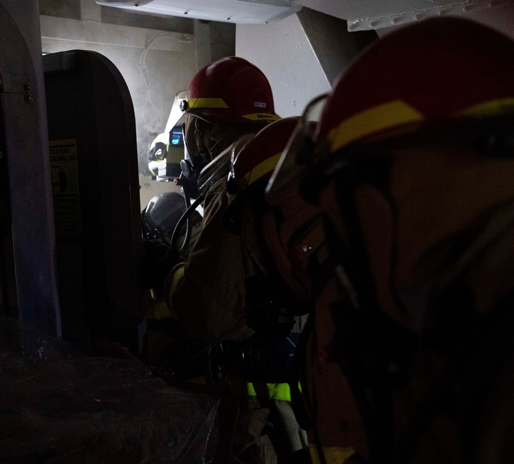 Sterett Sailors fight simulated fire during COMPTUEX