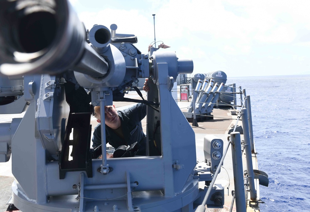 DVIDS - Images - Gunner's Mate Inspects MK 38 Mod 2 25mm Machine Gun ...