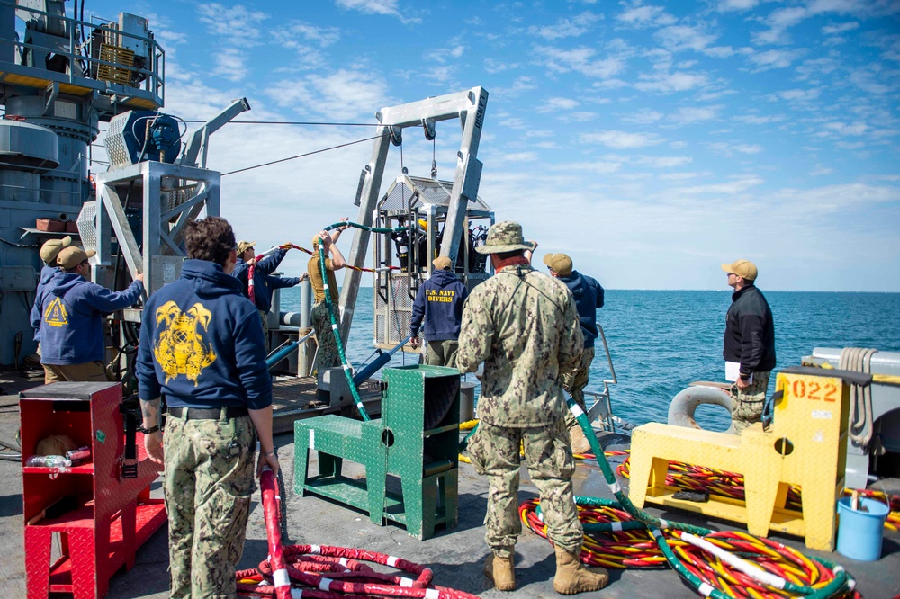 Navy Divers Conduct Dives from USNS Apache