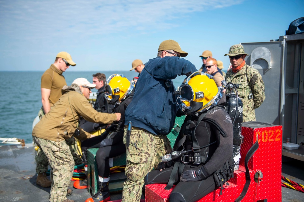 Navy Divers Conduct Dives from USNS Apache