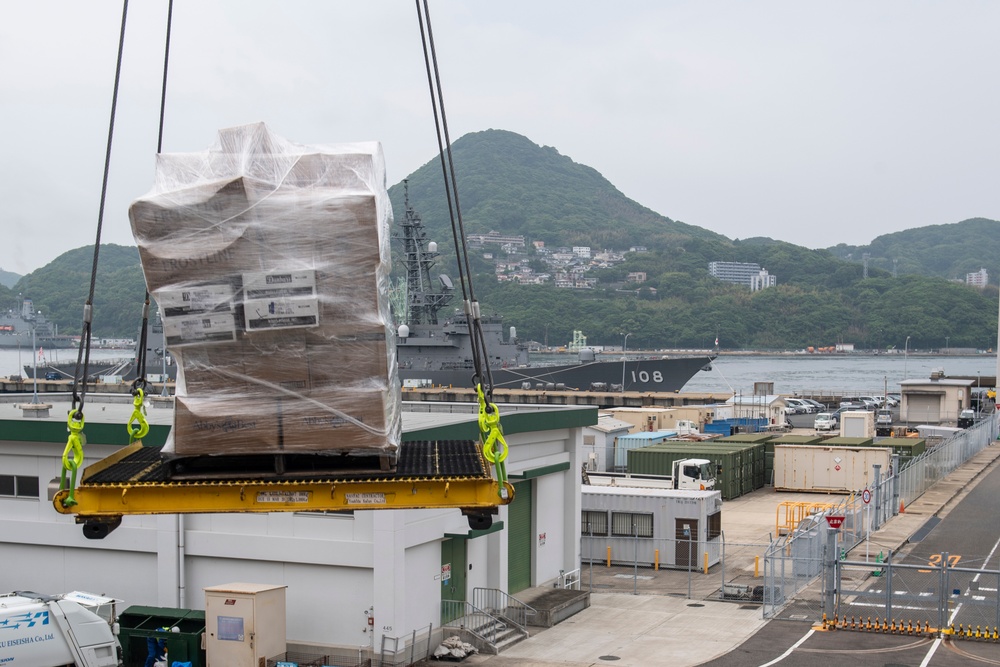 USS America (LHA 6) Moves Cargo