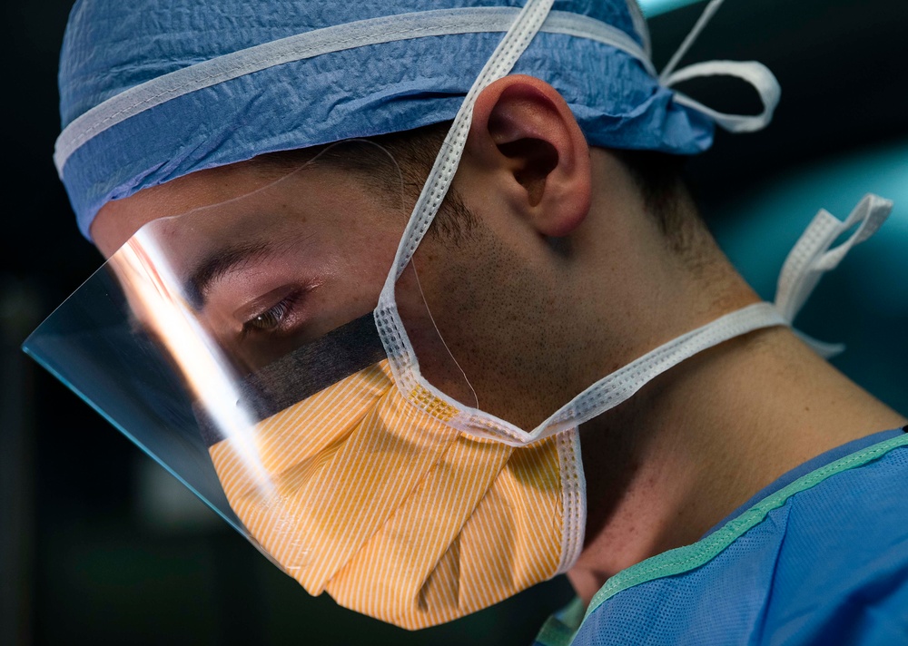 Fleet Surgical Team (FST) 4 surgery aboard USS Bataan (LHD 5)