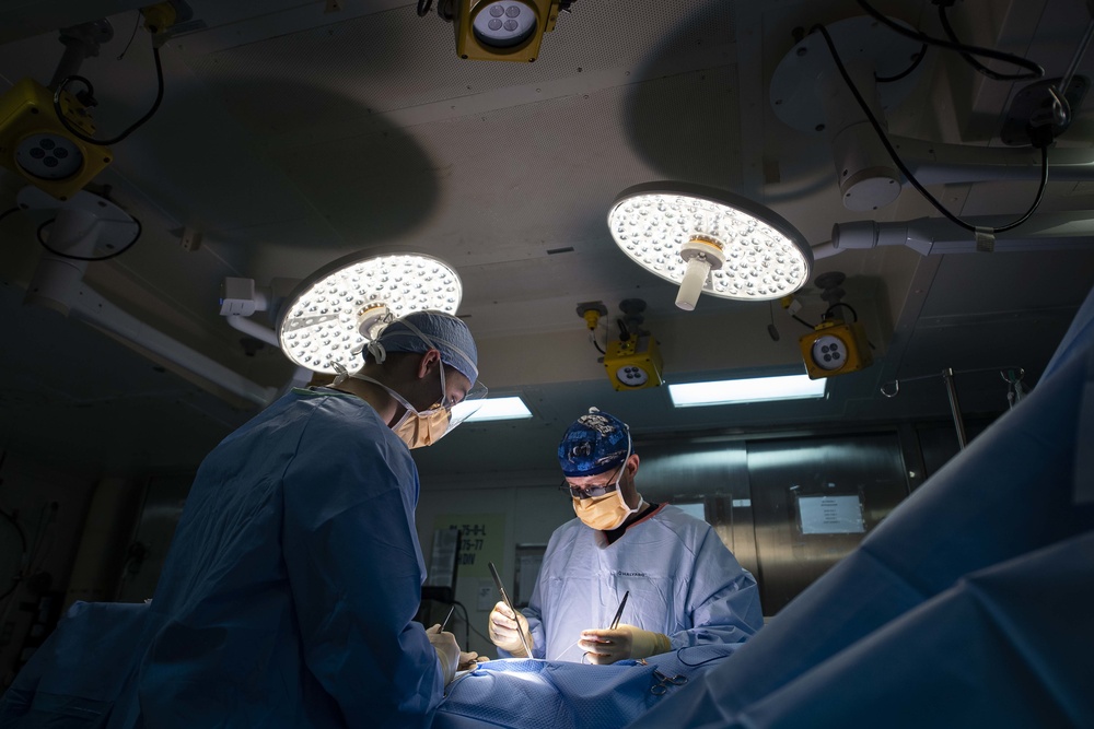 Fleet Surgical Team (FST) 4 surgery aboard USS Bataan (LHD 5)