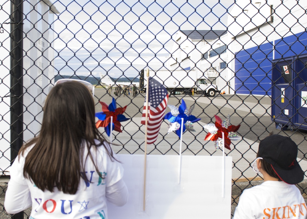 Families Await VP-4 Sailors