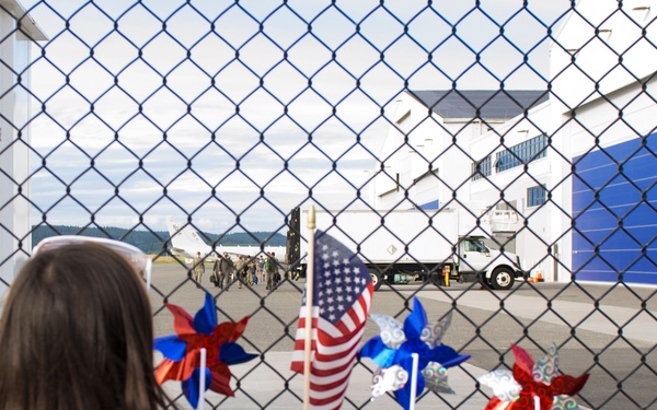 Families Await VP-4 Sailors
