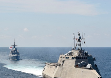 U.S., Singapore navies exercise together in the South China Sea