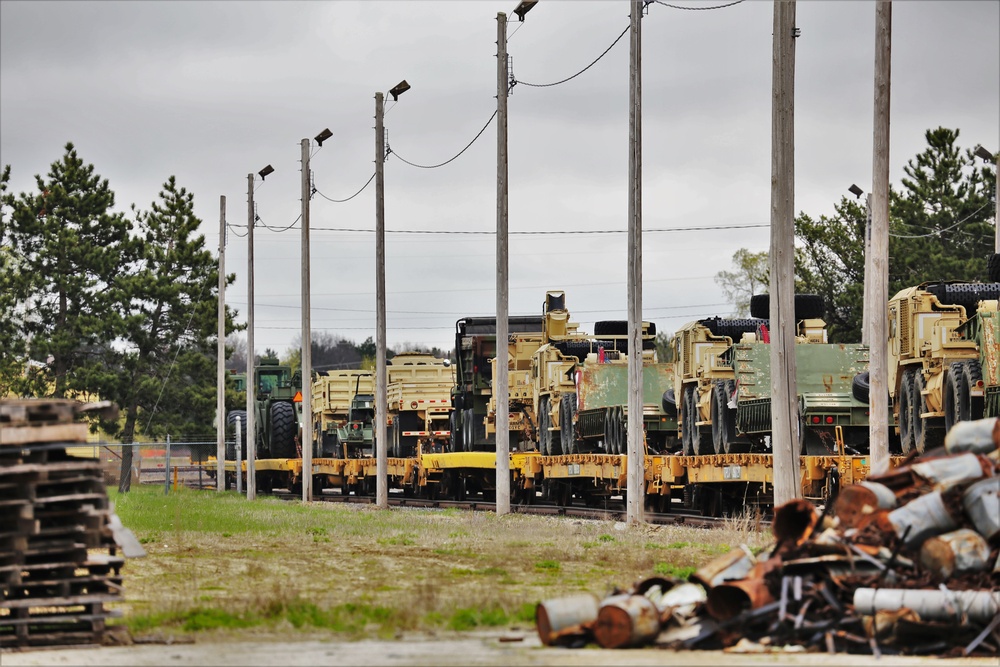 Fort McCoy LRC rail team moves equipment bound for deployment