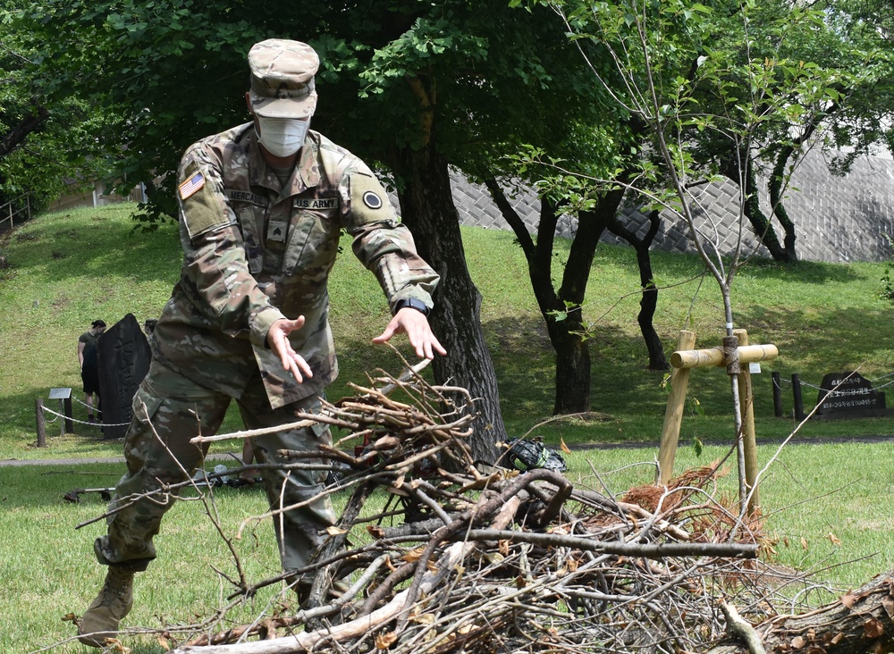 Camp Zama BOSS beautifies park with JGSDF members