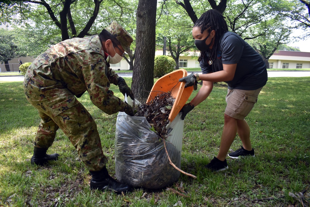 Camp Zama BOSS beautifies park with JGSDF members