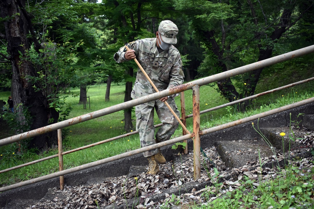 Camp Zama BOSS beautifies park with JGSDF members