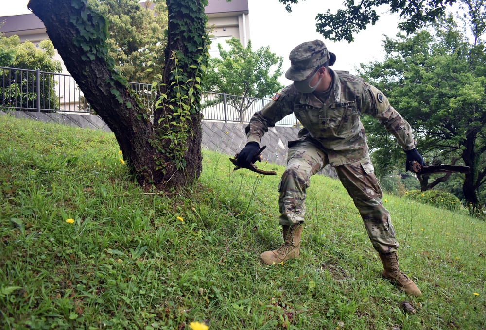 Camp Zama BOSS beautifies park with JGSDF members