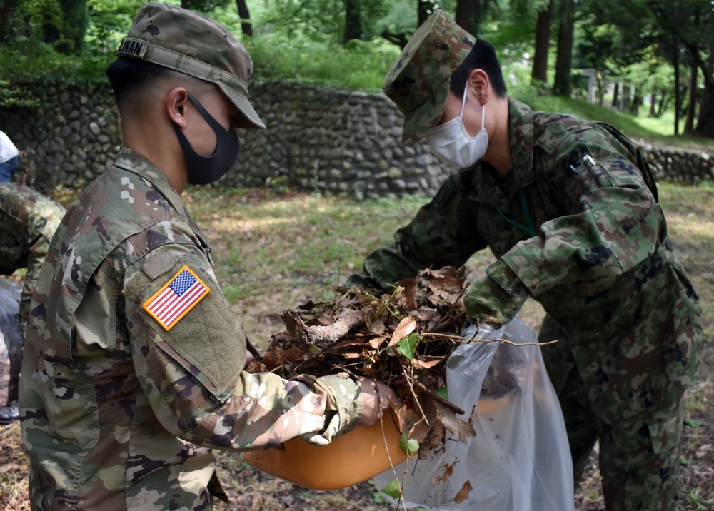 Camp Zama BOSS beautifies park with JGSDF members