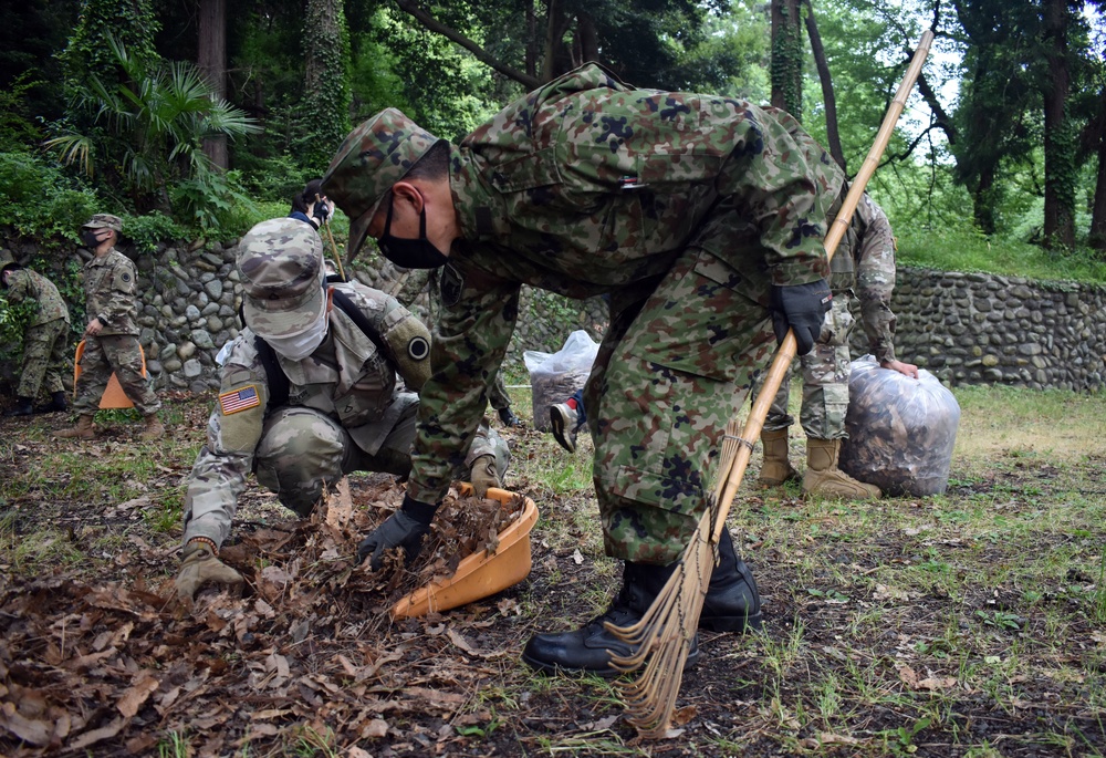 Camp Zama BOSS beautifies park with JGSDF members