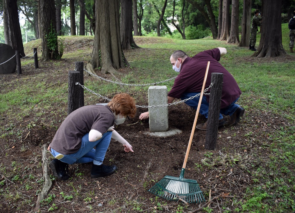 Camp Zama BOSS beautifies park with JGSDF members