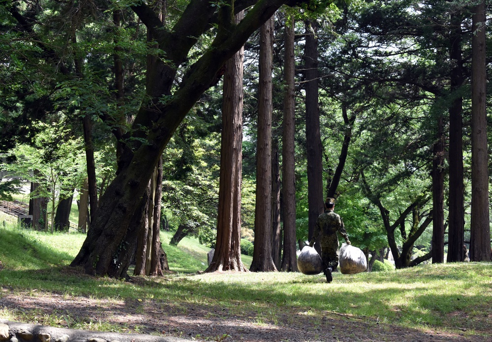 Camp Zama BOSS beautifies park with JGSDF members