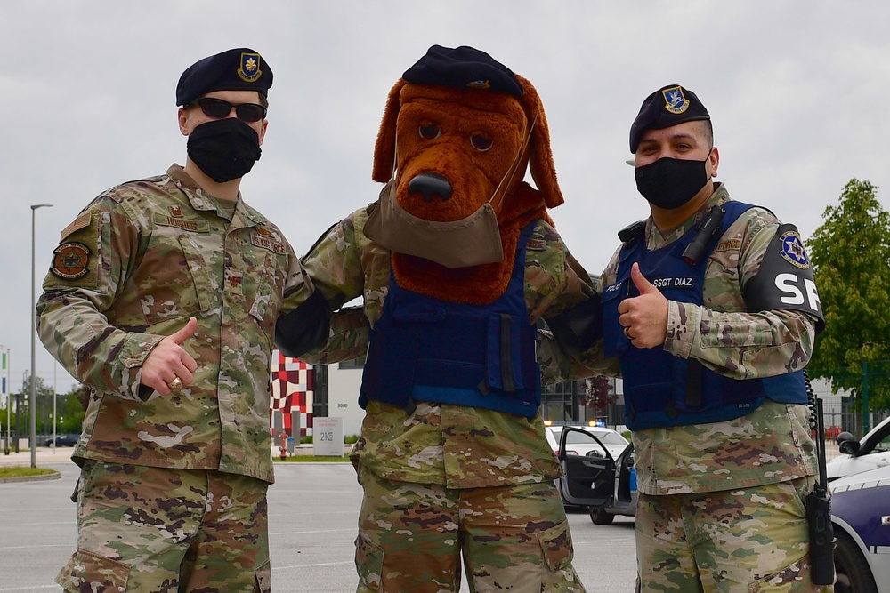 Military families cheer on first responders