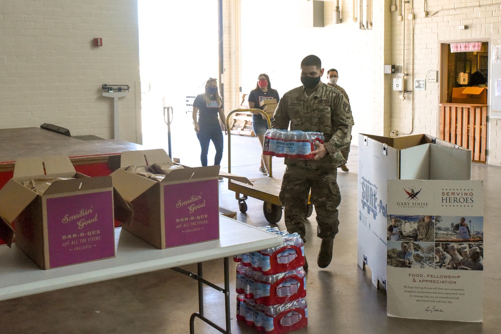 USO provides lunch to Soldiers supporting COVID-19 response